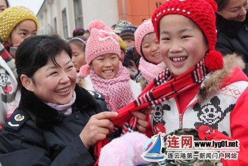 “中国好人”—国税爱心妈妈的领头雁李新敏与孩子们共度佳节