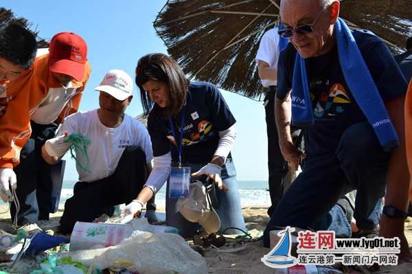 參加中國連云港2011西北太平洋海灘清掃活動，清潔海岸義工團義工與聯(lián)合國環(huán)境署交流。