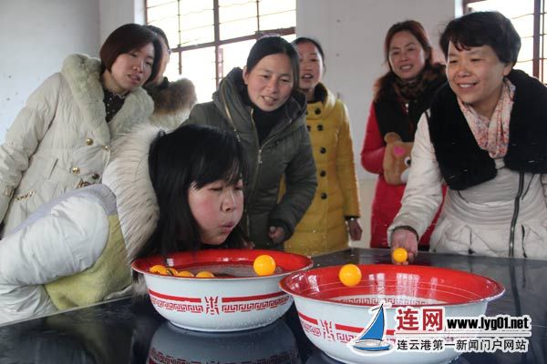 情暖半边天 洪庄中学开展妇女节趣味游戏活动