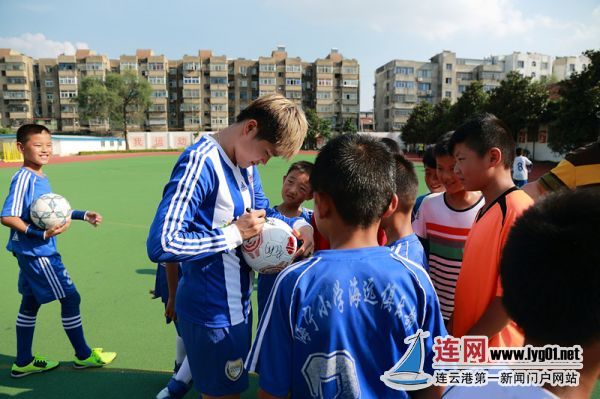中国女足主力前锋马君回母校看望足球小队员 
