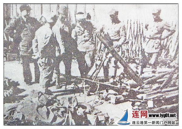 独立团团长杨凤鸣（左一）.参谋长杨凤和(右二). 爷爷杨庆生(右一)在缴获敌人各类武器现场