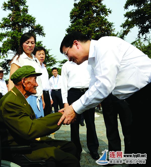 杨省世与抗战老战士亲切握手