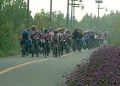 两百名骑手环月牙岛一周宣传无车日 倡导绿色骑行