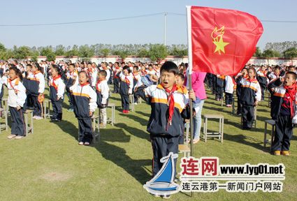 宋庄镇中心小学159名加入少先队的新同学集中