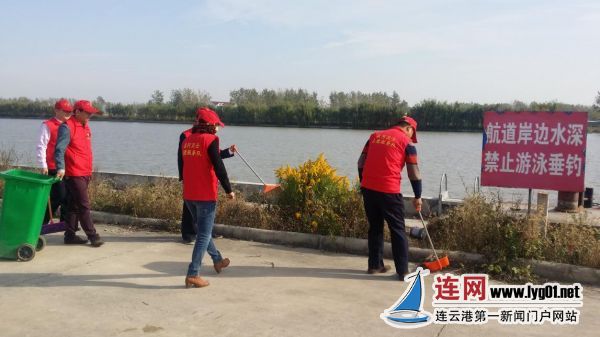 灌云盐河卫士开展水上服务区卫生保洁志愿服务