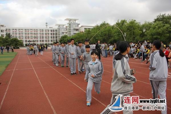 市赣榆实验中学举行足球技能、跳绳比赛_连网