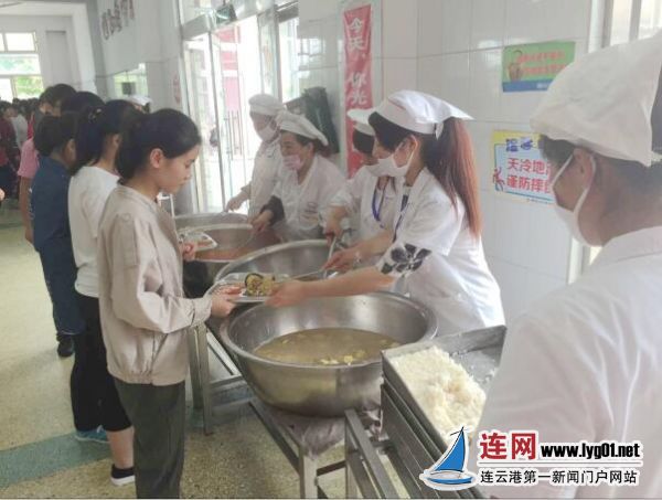 华杰双语学校:严把食堂安全关,提高伙食质量_
