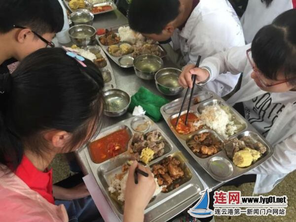 华杰双语学校:严把食堂安全关,提高伙食质量_