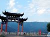 【连网】2016年7月10日傍晚，连云港市云台山山脉花果山，蓝天下涌动的白云，变幻无穷，宛如飘逸的轻纱，蓝天下白色的瀑布云奇景，将花果山装扮得象一幅美丽画卷，只见那白云像海浪一样流淌，美不胜收。 赵俊   范守梅 摄