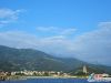 【连网】2016年7月10日傍晚，连云港市云台山山脉花果山，蓝天下涌动的白云，变幻无穷，宛如飘逸的轻纱，蓝天下白色的瀑布云奇景，将花果山装扮得象一幅美丽画卷，只见那白云像海浪一样流淌，美不胜收。 赵俊   范守梅 摄