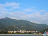 【连网】2016年7月10日傍晚，连云港市云台山山脉花果山，蓝天下涌动的白云，变幻无穷，宛如飘逸的轻纱，蓝天下白色的瀑布云奇景，将花果山装扮得象一幅美丽画卷，只见那白云像海浪一样流淌，美不胜收。 赵俊   范守梅 摄