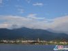 【连网】2016年7月10日傍晚，连云港市云台山山脉花果山，蓝天下涌动的白云，变幻无穷，宛如飘逸的轻纱，蓝天下白色的瀑布云奇景，将花果山装扮得象一幅美丽画卷，只见那白云像海浪一样流淌，美不胜收。 赵俊   范守梅 摄