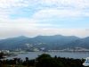【连网】2016年7月10日傍晚，连云港市云台山山脉花果山，蓝天下涌动的白云，变幻无穷，宛如飘逸的轻纱，蓝天下白色的瀑布云奇景，将花果山装扮得象一幅美丽画卷，只见那白云像海浪一样流淌，美不胜收。 赵俊   范守梅 摄