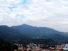 【连网】2016年7月10日傍晚，连云港市云台山山脉花果山，蓝天下涌动的白云，变幻无穷，宛如飘逸的轻纱，蓝天下白色的瀑布云奇景，将花果山装扮得象一幅美丽画卷，只见那白云像海浪一样流淌，美不胜收。 赵俊   范守梅 摄