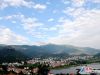 【连网】2016年7月10日傍晚，连云港市云台山山脉花果山，蓝天下涌动的白云，变幻无穷，宛如飘逸的轻纱，蓝天下白色的瀑布云奇景，将花果山装扮得象一幅美丽画卷，只见那白云像海浪一样流淌，美不胜收。 赵俊   范守梅 摄