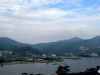 【连网】2016年7月10日傍晚，连云港市云台山山脉花果山，蓝天下涌动的白云，变幻无穷，宛如飘逸的轻纱，蓝天下白色的瀑布云奇景，将花果山装扮得象一幅美丽画卷，只见那白云像海浪一样流淌，美不胜收。 赵俊   范守梅 摄
