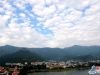 【连网】2016年7月10日傍晚，连云港市云台山山脉花果山，蓝天下涌动的白云，变幻无穷，宛如飘逸的轻纱，蓝天下白色的瀑布云奇景，将花果山装扮得象一幅美丽画卷，只见那白云像海浪一样流淌，美不胜收。 赵俊   范守梅 摄