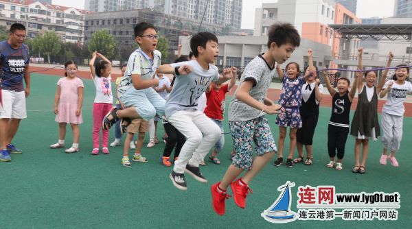 解放路小学学生享受快乐课间十分钟_连网