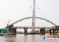 灌南县民生大桥钢管拱开始吊装架设