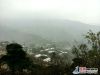 【连网】2016年11月22日，今冬第一场雪降落连云港花果山，山上已默默地裹上了銀裝，宛如仙境，进入童话世界。11月22日5时22分，迎小雪节气。小雪到，北方气温会下降到0℃以下，南方开始进入冬季，这恰好与今年的天气情况相符合。而每年到了这个时候，就要开始下雪了，但雪量不是很大，所以才叫“小雪”。范守梅 赵俊 摄