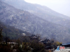 【连网】2016年11月22日，今冬第一场雪降落连云港花果山，山上已默默地裹上了銀裝，宛如仙境，进入童话世界。11月22日5时22分，迎小雪节气。小雪到，北方气温会下降到0℃以下，南方开始进入冬季，这恰好与今年的天气情况相符合。而每年到了这个时候，就要开始下雪了，但雪量不是很大，所以才叫“小雪”。范守梅 赵俊 摄