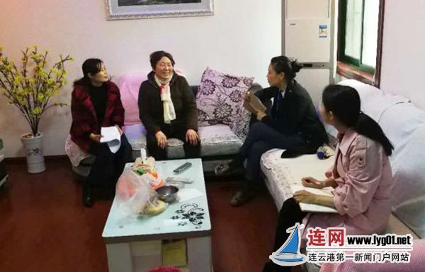 连云港开发区信访工作人员走村入户，访贫问苦，反馈信访处理结果。