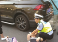 【治國理政新實踐·江蘇篇】救護車來之前，這位交警蹲地手托傷者頭部20分鐘