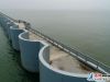 8月16日航拍的连云港港徐圩港区西直立式防波堤。由中交三航局江苏分公司承建的徐圩新港区西直立式防波堤近日荣获中国水运建设行业协会科学技术奖“特等奖”。徐圩港区防波堤工程是江苏实施沿海开发、服务中西部地区和国家“一带一路”交汇点建设的重要基础设施项目，港区内两条东西直立式防波堤采用了新型“大圆桶”结构，该技术工艺在国内首次应用，具有节约资源、保护环境、施工速度快、防风防浪能力强、节约投资等优点，可望在今后国内港口建设及造岛施工中广泛运用。
记者 王健民 通讯员 何学平 摄影报道