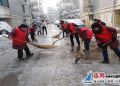 海州区古楼社区党员“红袖标”义务扫雪献真情