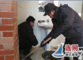 海州双龙社区志愿者抢修百后巷厕所