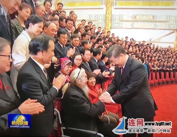 2017年11月17日央视《新闻联播》播出习近平总书记和方敬亲切握手画面