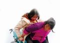 【暖新闻】为了让女儿在精神上从轮椅“站”起来 赣榆这位母亲10年风雨无阻背着孩子上学