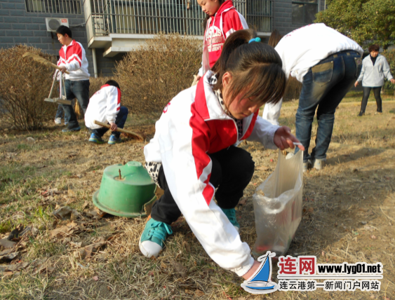 青少年志愿者义务劳动扮美社区