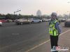 交警在维护交通秩序