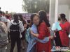 外国语学校高三二班班主任张蓓逐一拥抱学生送上鼓励，给每位学生发了一块红色包装的糖，讨个好彩头
