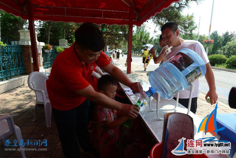 张悦摄影 红色义工志愿者服务游客1.jpg