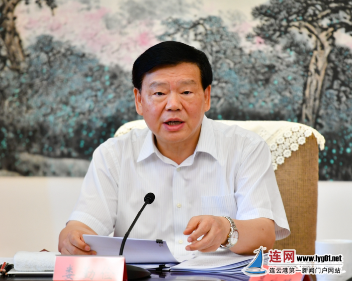 8月24日，省委书记娄勤俭主持领导干部会议并讲话。交汇点记者 肖勇 摄