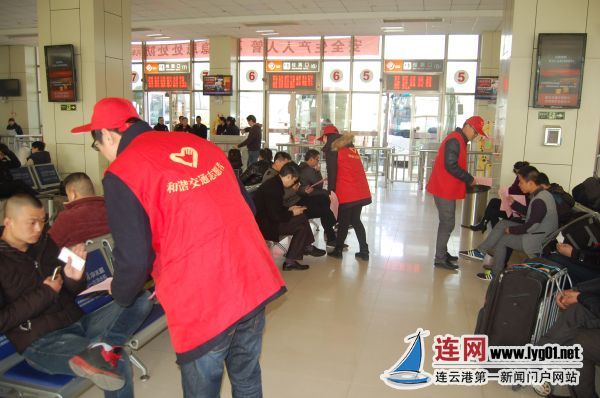 志愿者在客运站向过往旅客发放“文明交通 文明旅游”倡议书