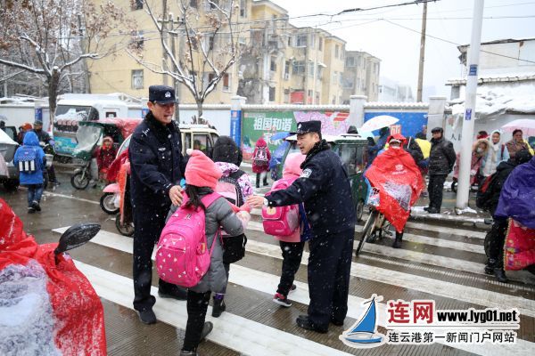 公安民警为小学生在雨雪天铺设安全防护线