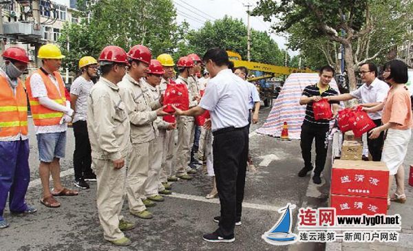 局領導為高溫作業人員送清涼