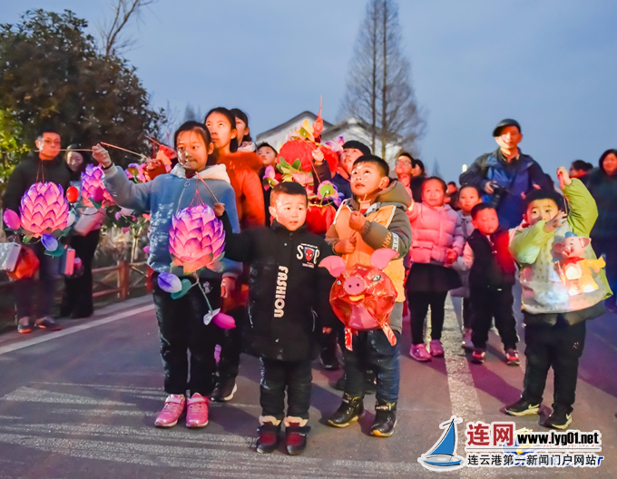 南京各地喜气洋洋庆元宵 赏非遗、吃元宵、做花灯......特色年俗活动精彩纷呈  