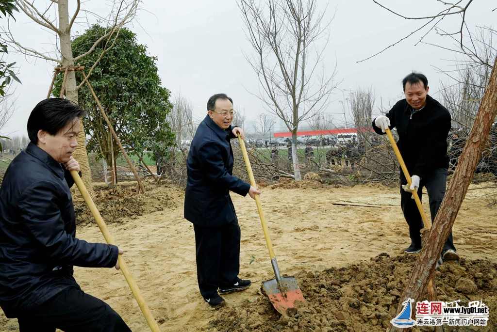 吴政隆省长与省市机关干部一起参加义务植树活动。 