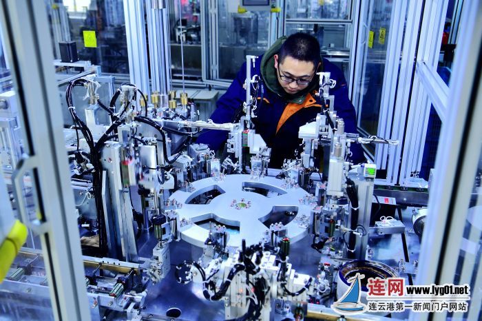 海安市一民营汽车零部件企业员工正在完成产品订单任务。视觉江苏网 供图