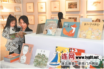 昨日，第十五届江苏读书节暨第二十四届南京读书节启动仪式在南京图书馆举行。图为市民在参观同时举办的“江苏原创绘本展”。 