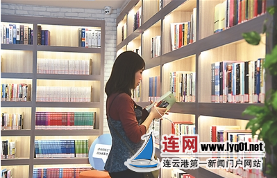 23日，读者在如皋市如城街道24小时自助图书馆内阅读。