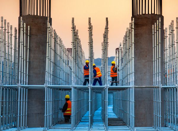 365 《架子工作业》+2018.12.31拍摄于连云港虎山242省道朝阳互通工程。工人们正在搭建高架路下面的支撑架。+高晓平+15150933691