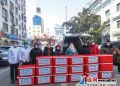 【暖新聞】2300份暖心盒飯送抗疫最前線  