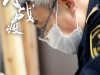2月18日，海关实验室内，海关关员加班加点对进口货物中存在检疫风险的木质包装进行取样鉴定，保障进境货物通关的高效监管。