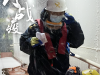 2月15日，某进口散货船上，连云港海关关员冒雪为国内某钢铁冶炼企业复工复产所急需的原材料实施重量鉴定，保障疫情期间口岸外贸通道畅通。