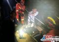 【暖新闻】黑夜男子摔伤无法下山  消防员现场搭设“缆车”营救